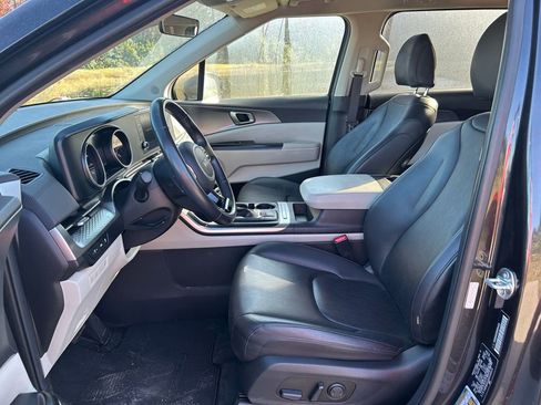 Used 2024 Kia Carnival LX image 15