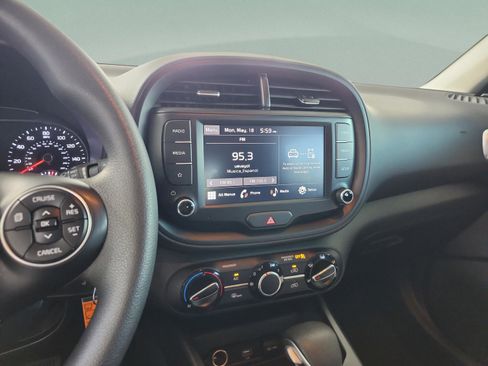 Used 2022 Kia Soul LX w/ Technology Package FWD image 11