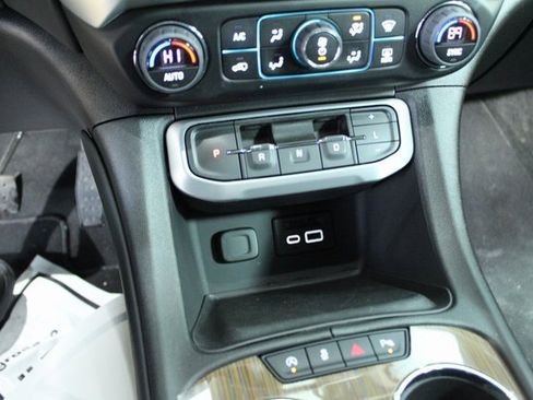 Used 2023 GMC Acadia SLE w/ Driver Convenience Package image 19