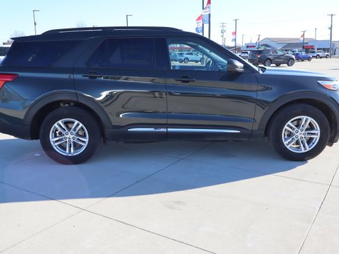 Used 2023 Ford Explorer XLT w/ Equipment Group 202A image 4