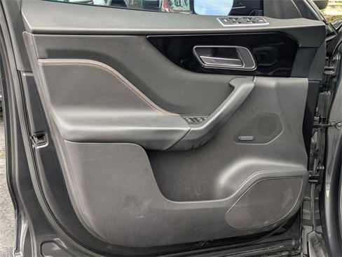 Used 2017 Jaguar F-PACE Prestige image 9