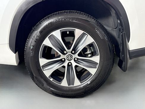 Used 2023 Toyota Highlander XLE AWD/4WD image 31