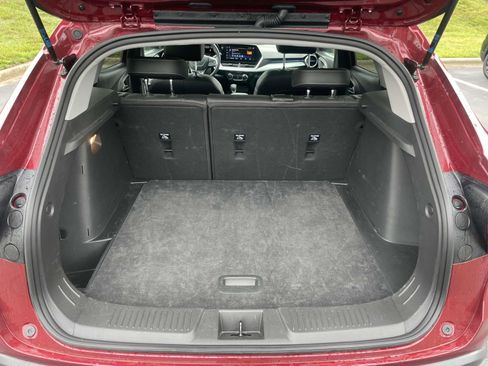 Used 2025 Chevrolet Trax LT w/ LT Convenience Package FWD image 8