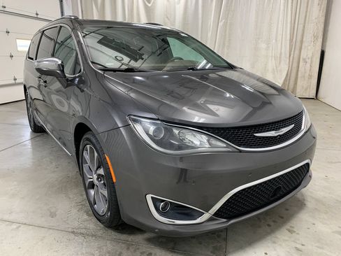 Used 2017 Chrysler Pacifica Limited FWD image 14