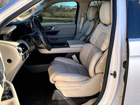 Used 2019 Lincoln Navigator Select image 22