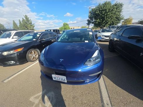 Used 2019 Tesla Model 3 Standard Range image 2