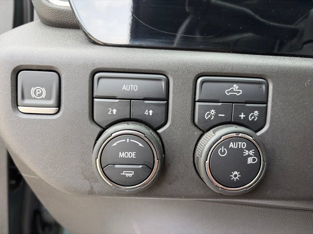 Used 2025 Chevrolet Silverado 1500 LT AWD/4WD image 17