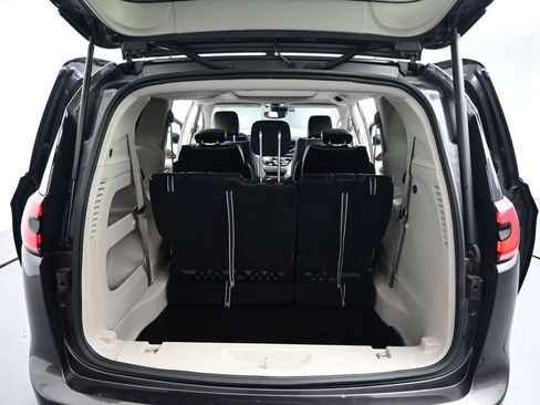 Used 2023 Chrysler Pacifica Limited FWD image 28