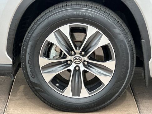 Certified 2024 Toyota Highlander XLE image 34