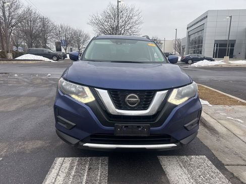 Used 2020 Nissan Rogue SV image 2