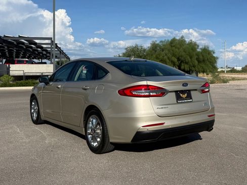 Used 2019 Ford Fusion SE FWD image 2