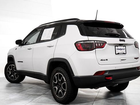Used 2025 Jeep Compass Trailhawk w/ Sun & Sound Group AWD/4WD image 5