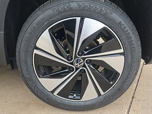 New 2026 Volkswagen Taos SE image 9