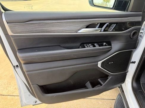 Used 2024 Jeep Wagoneer L Series II w/ Flexible Seating Group image 9