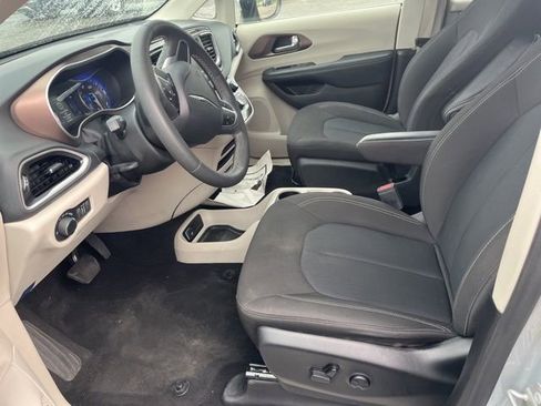 Used 2023 Chrysler Voyager LX FWD image 7