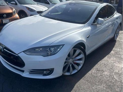 Used 2015 Tesla Model S P90D image 1