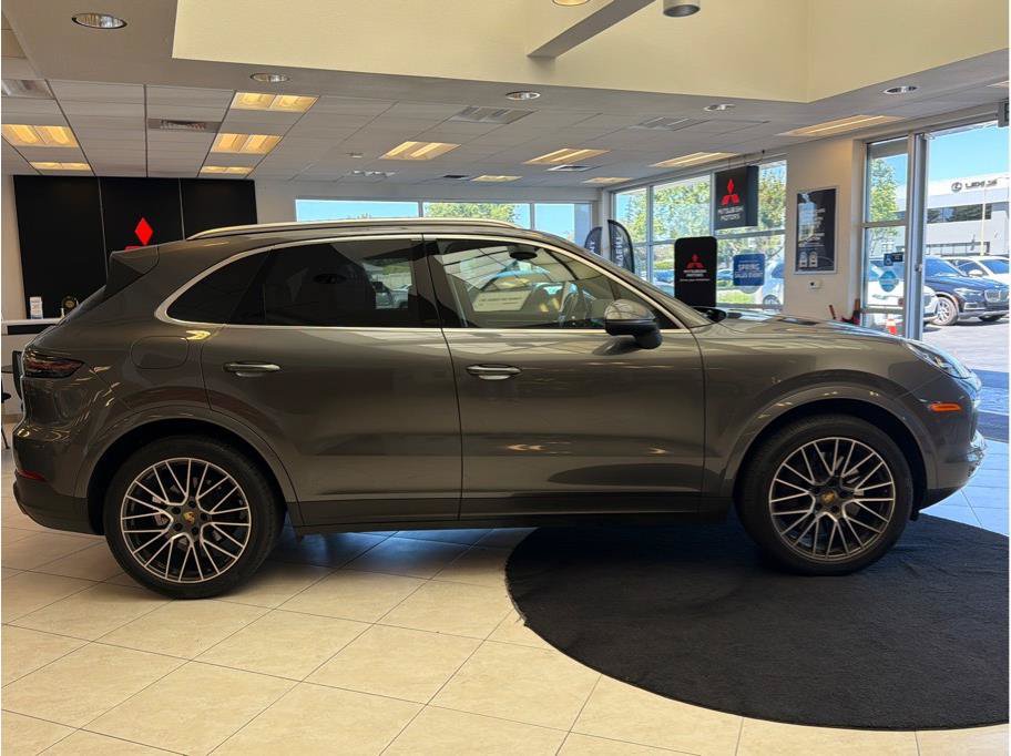 Used 2023 Porsche Cayenne AWD/4WD image 4