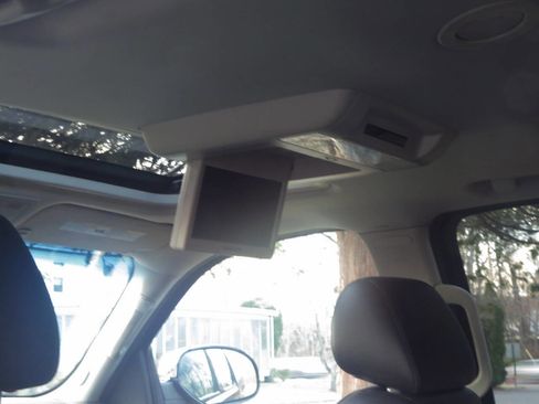 Used 2010 Chevrolet Suburban LTZ image 12