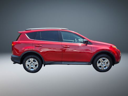 Used 2015 Toyota RAV4 LE FWD image 2