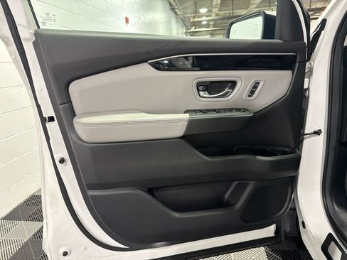 Used 2025 Honda Pilot Touring image 33
