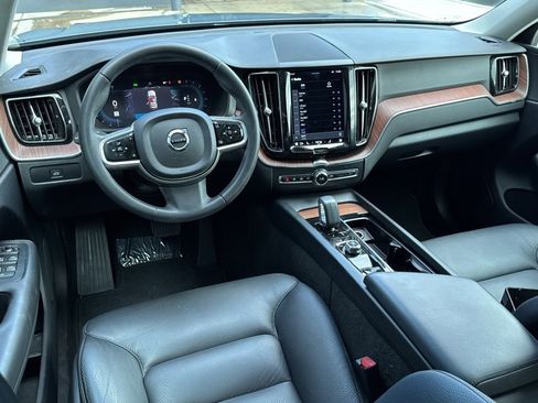 Used 2023 Volvo XC60 B5 Plus image 2