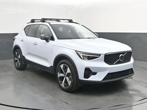 Certified 2025 Volvo XC40 B5 Plus AWD/4WD image 9