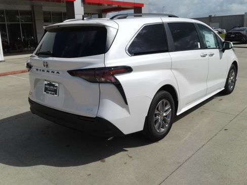 New 2026 Toyota Sienna XLE image 2