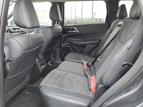 Used 2024 Mitsubishi Outlander SE image 4