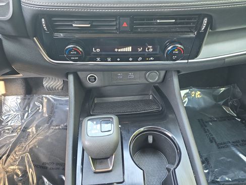 Used 2022 Nissan Rogue SV FWD image 22