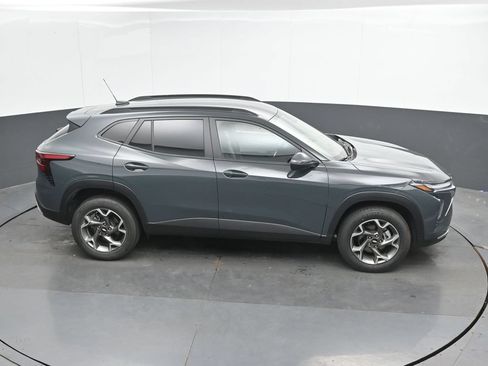 Used 2025 Chevrolet Trax LT w/ LT Convenience Package FWD image 30