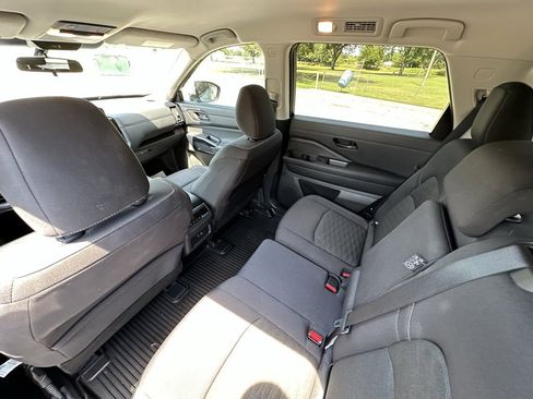 Used 2024 Nissan Pathfinder SV image 18