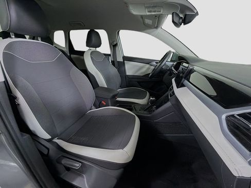 Used 2025 Volkswagen Taos SE image 31