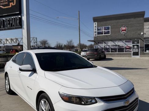 Used 2018 Chevrolet Malibu LT FWD image 1