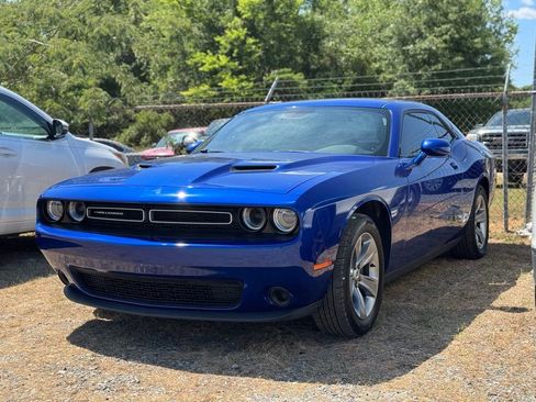 Used 2019 Dodge Challenger SXT RWD image 4