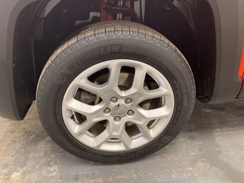 Used 2017 Jeep Renegade Latitude w/ Cold Weather Group image 30