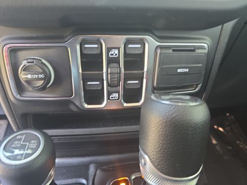 Used 2025 Jeep Wrangler Unlimited Sahara AWD/4WD image 29