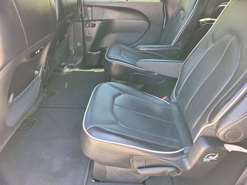 Used 2025 Chrysler Pacifica Limited FWD image 10