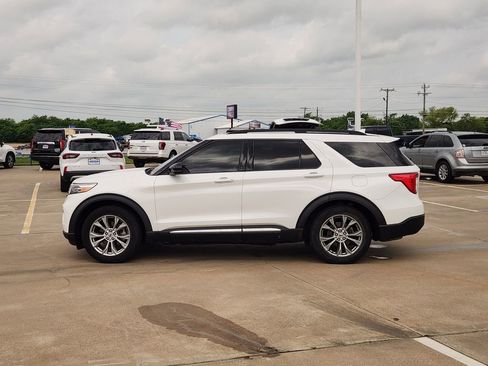 Used 2022 Ford Explorer XLT w/ Equipment Group 202A image 4