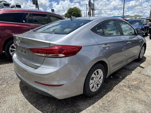 Used 2017 Hyundai Elantra SE FWD image 4