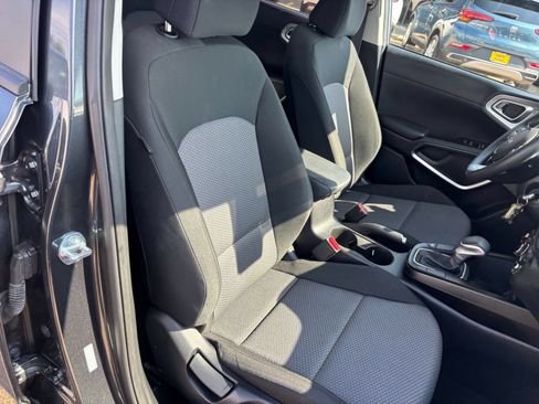 Used 2025 Kia Soul LX w/ LX Technology Package FWD image 29