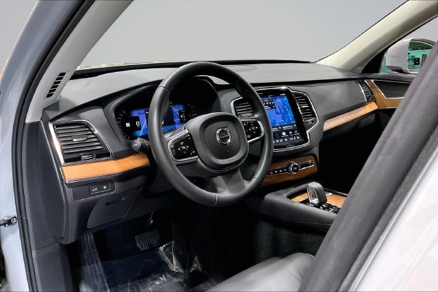 Certified 2025 Volvo XC90 T8 Plus w/ Protection Package Premier AWD/4WD image 17