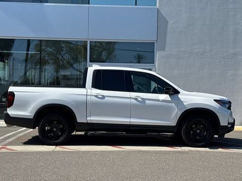 Used 2025 Honda Ridgeline Black Edition image 3