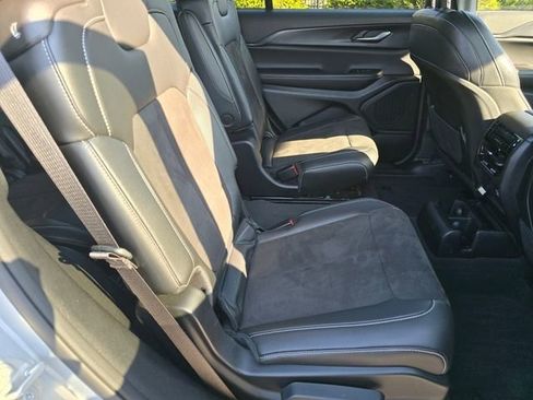 Used 2023 Jeep Grand Cherokee L Laredo image 34