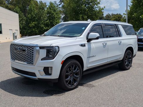 Used 2023 GMC Yukon XL Denali w/ Denali Reserve Package AWD/4WD image 3