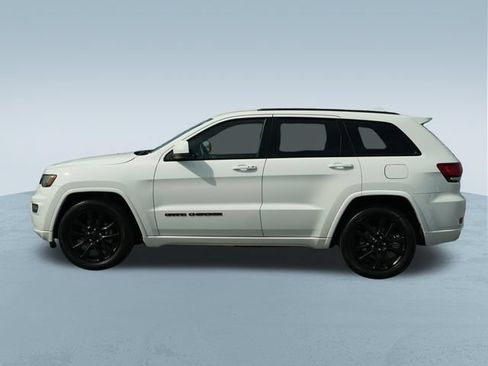 Used 2018 Jeep Grand Cherokee Altitude RWD image 4