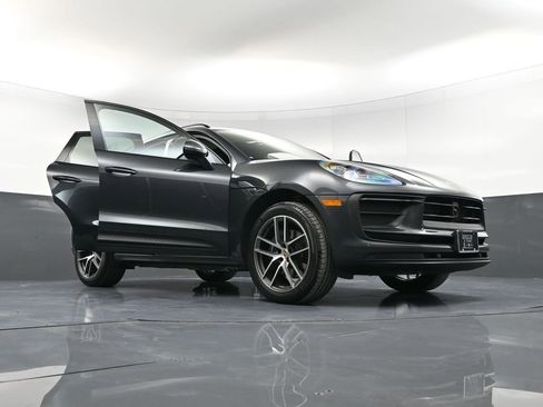 Certified 2025 Porsche Macan image 38