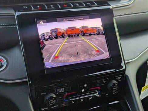 New 2025 Jeep Grand Cherokee Altitude image 13