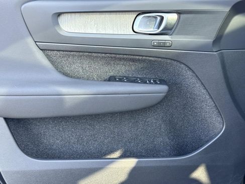 Used 2024 Volvo XC40 B5 Plus image 17