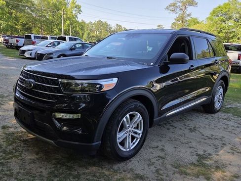 Used 2024 Ford Explorer XLT w/ Equipment Group 202A RWD image 4