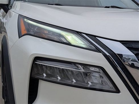 Used 2023 Nissan Rogue SV image 9